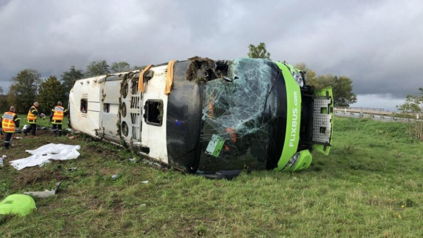 У Француској се преврнуо аутобус, 33 повријеђено