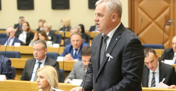 Vlada RS zakone primjenjuje na običnim ljudima?