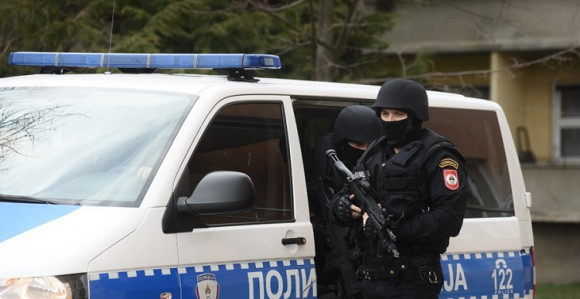Uhapšena dvojica, oduzete tablete, droga i oružje