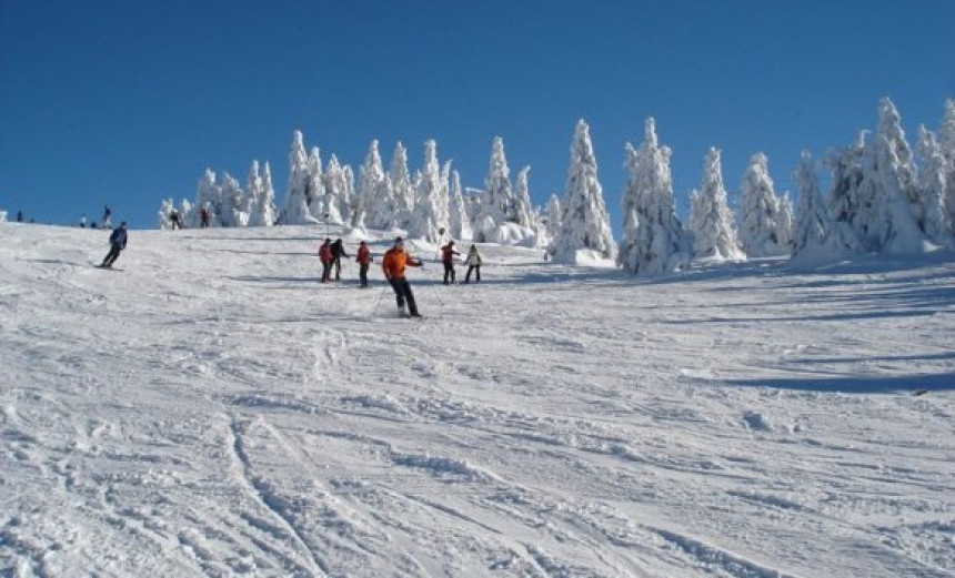 Snijeg blokirao skijaške centre