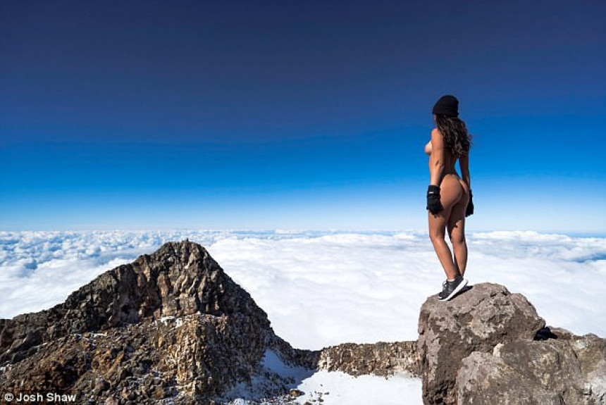 Плејбој манекенка се гола сликала на светој планини Маора