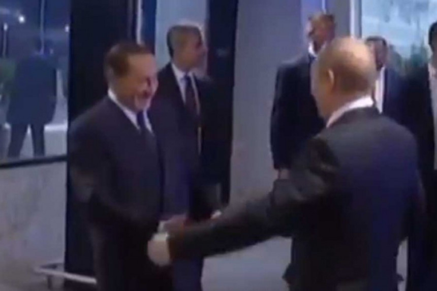 Путин срдачно са Берлусконијем