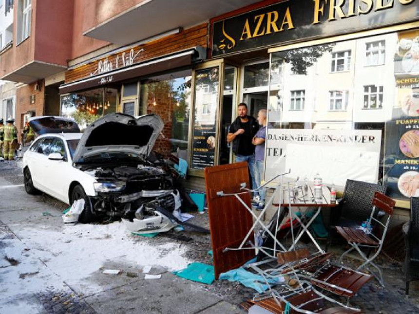Berlin: Vozilom udario u kafić