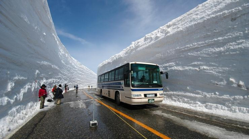 Snijeg zarobio 1000 automobila