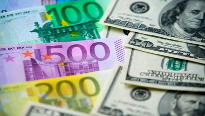 Евро јача, долар значајно пао