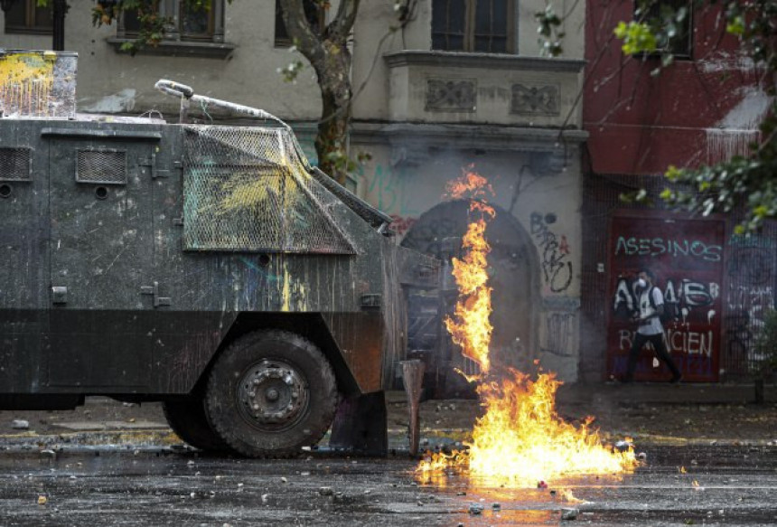 Снимак запаљених полицајки у Чилеу обишао свет ВИДЕО