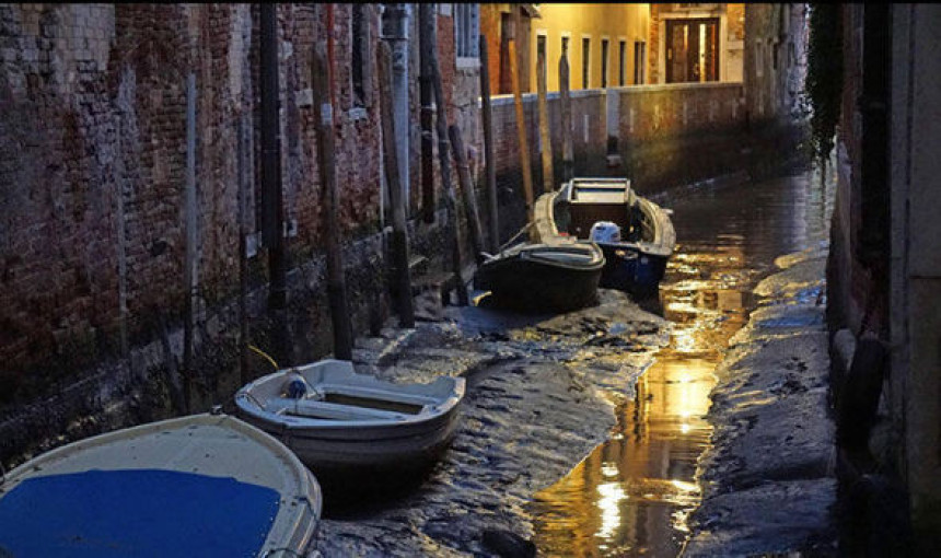 Венецијанске гондоле насукане у каналима