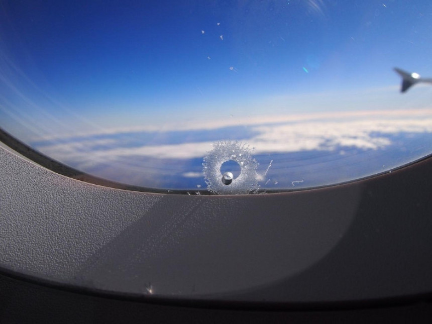Zašto se na prozorima aviona nalaze male rupice?