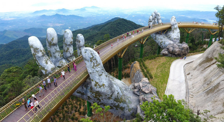 Мост у Вијетнаму придржавају џиновске руке