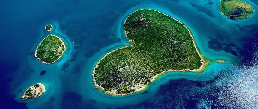 Једно од четири "срцолика" острва на свијету, налази се у комшилуку