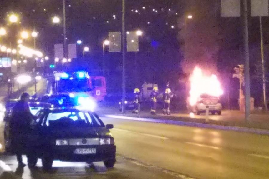 Zapalilo se sinoć taxi vozilo na tranzitu u BL