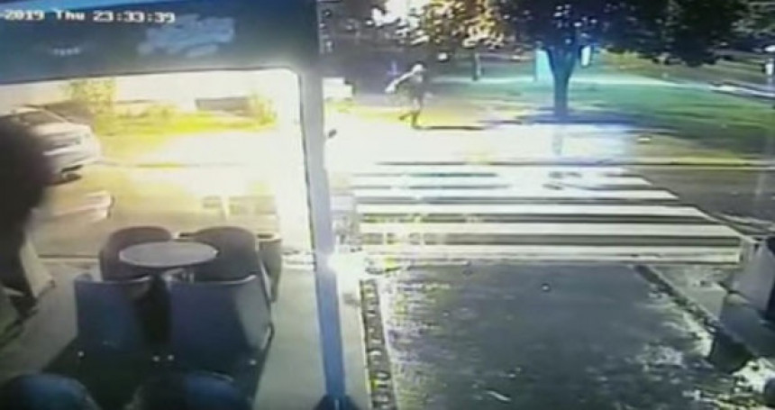 Камере снимиле бомбаша на кафић у Никшићу (Видео)