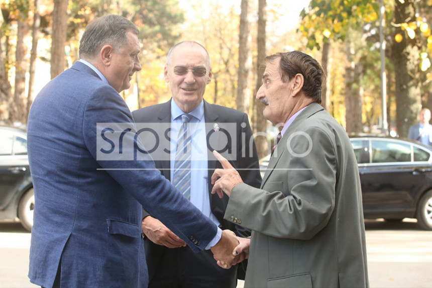 Profesor izbačen zbog dobacivanja Miloradu Dodiku