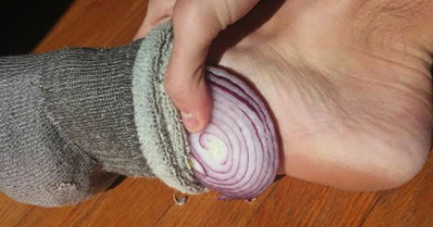 Mnogi stavljaju luk u čarapu, razlog za to je vrlo neobičan