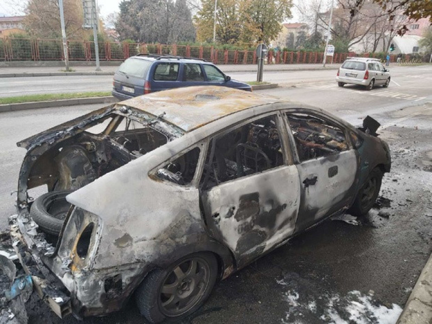 Zapaljeno taksi vozilo, taksista povrijeđen 