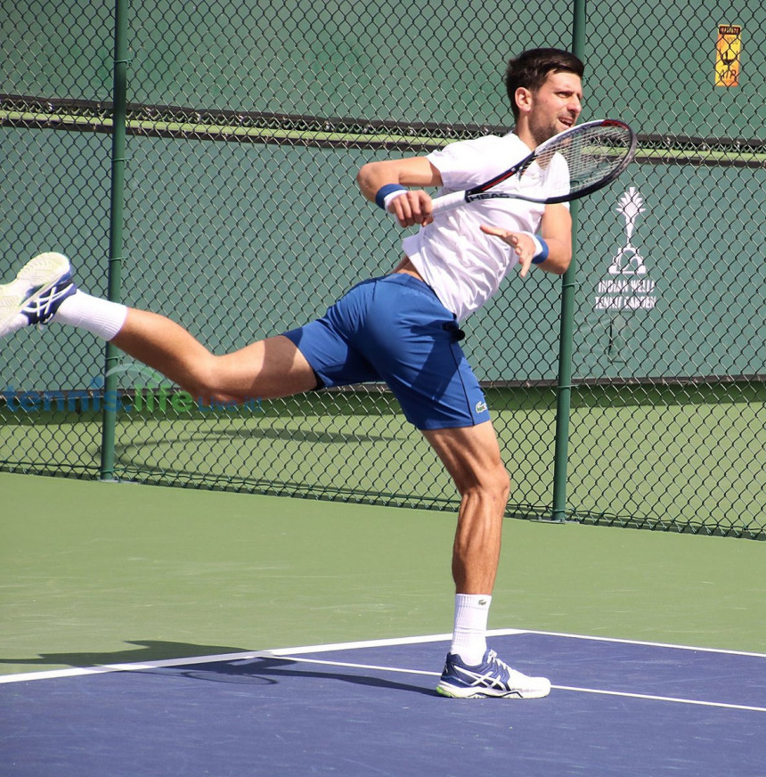 Video: Novak se zagreva! I to bez "rukava"!