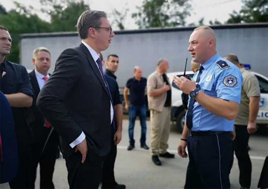 Хаос: Полиција зауставила Вучића