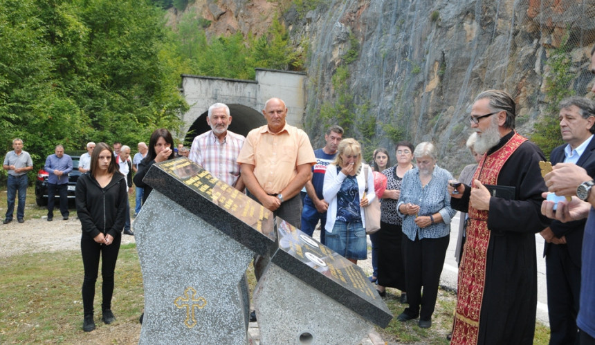 Откривен споменик погинулим борцима Војске Српске 