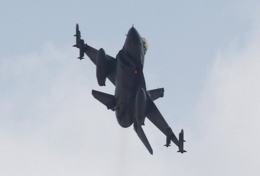 Турски авиони "шарали" по небу изнад Грчке
