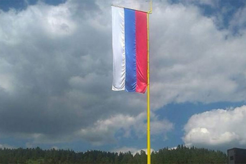 Srušena zastava Republike Srpske