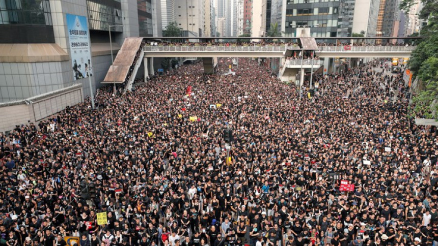 Протест: Хиљаде људи на улицама Хонг Конга 