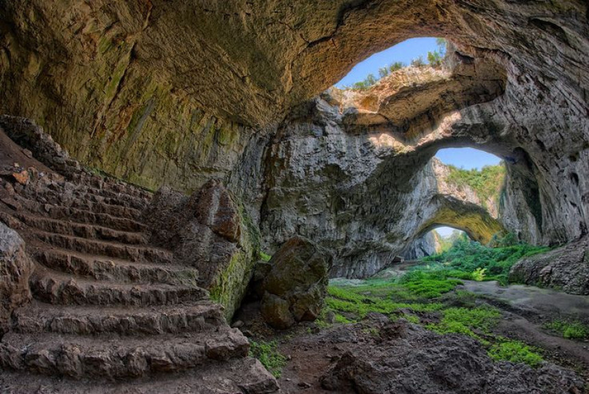 Дроном кроз пећину стару 70.000 година 