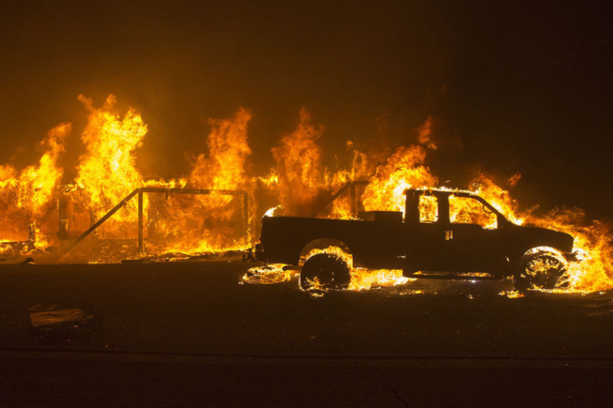 Vatra nastavlja da pustoši Kaliforniju