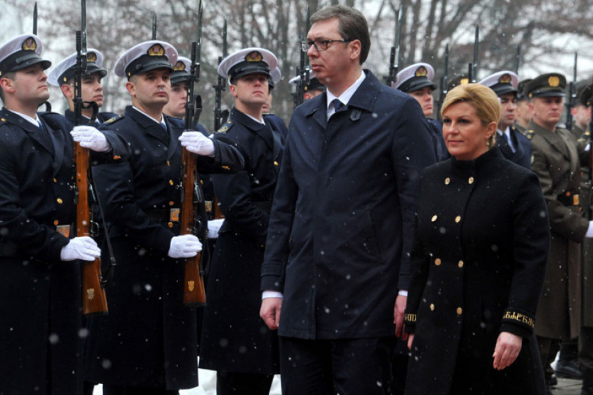 Na rukavu kaputa poruka za Vučića