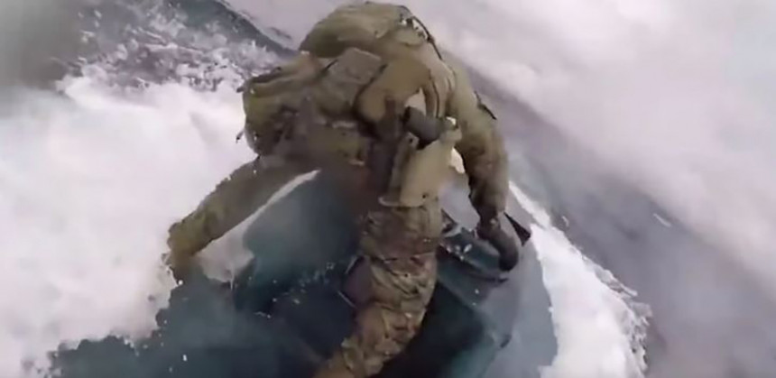 Vojnik se bacio na podmornicu 