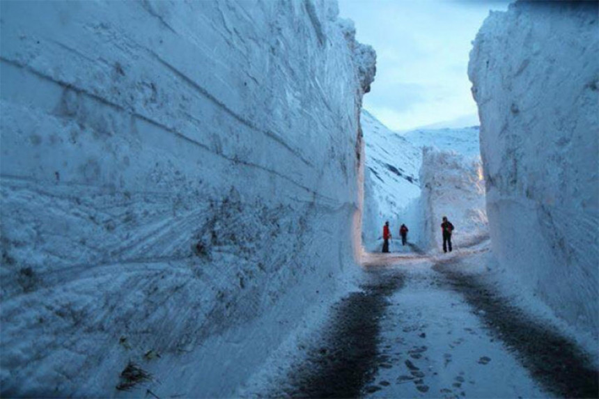 7 metara snijega: Rašćišćen put