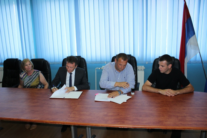 Угљевик: Потписан уговор за јавну расвјету