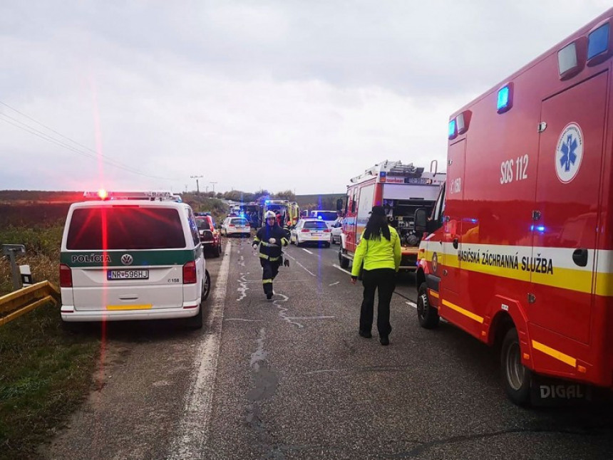 Sudar kamiona i autobusa, 13 osoba poginulo