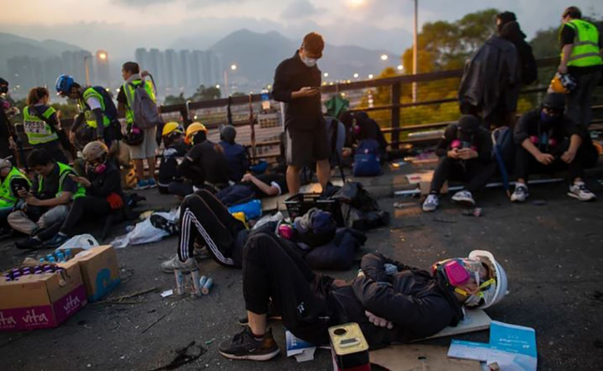 Драматично: У Хонгконгу стање прераста у рат