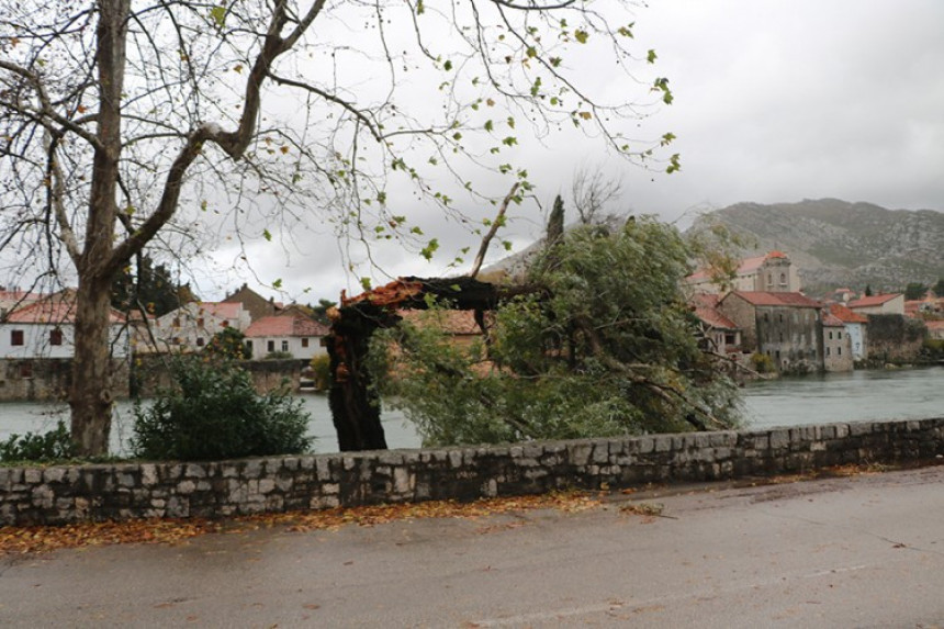 Olujno nevrijeme u Trebinju, voda ušla u kuće