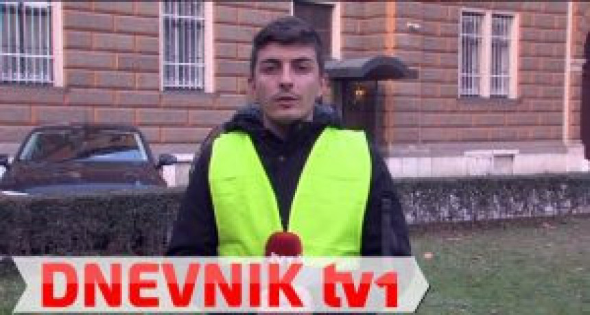 Новинари ТВ1 у жутим прслуцима