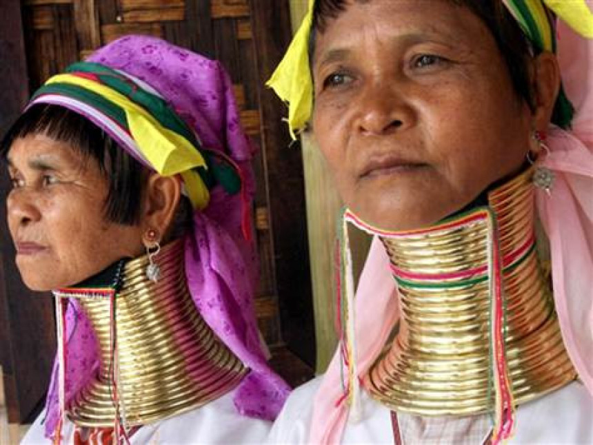 Upoznajte žene dugih vratova iz plemena Kajan (VIDEO)