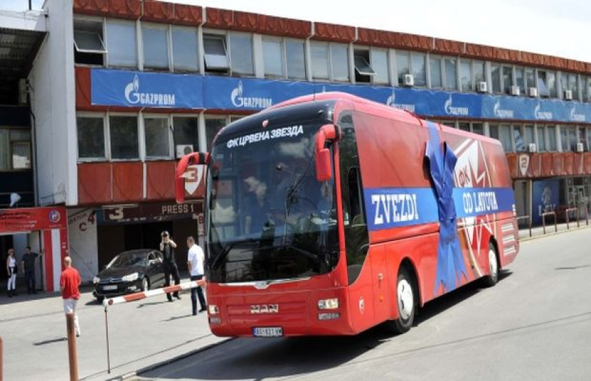 Црвено-бијели аутобус стигао на "Маракану"