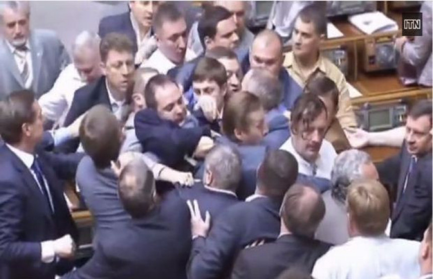 Ukrajina: Sjevale pesnice u parlamentu