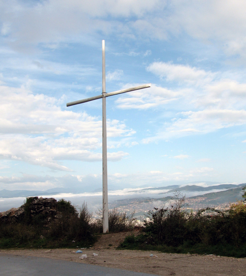 Неколико дана пред изборе на Златишту подигнут спомен-крст