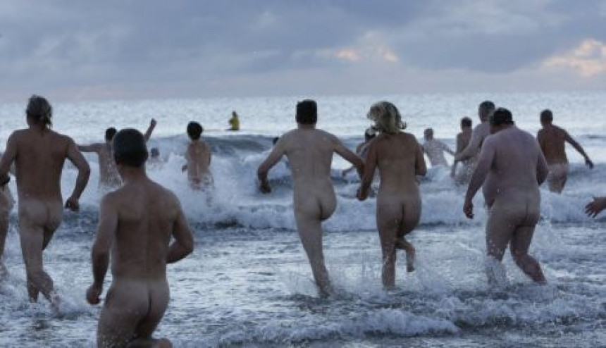 Стотине голих пливача покушало да обори свјетски рекорд