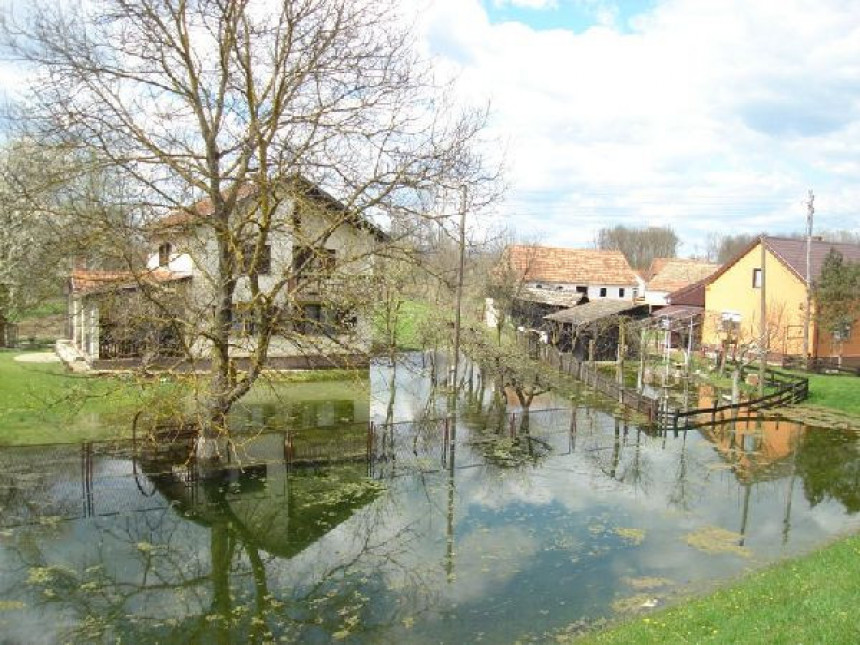 Srbac: Voda blokirala pola sela Bajinci 