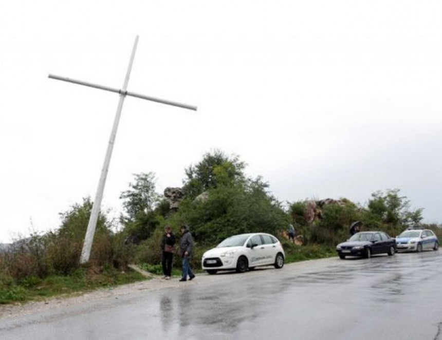 Полиција обезбјеђује крст на Златишту