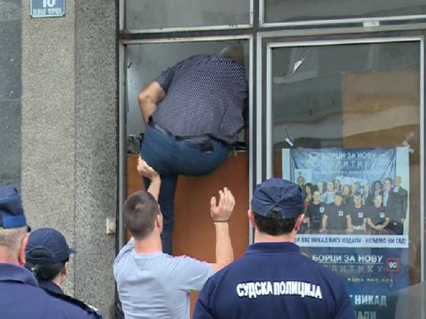 Policija i Dušanić provalili u zgradu Metala
