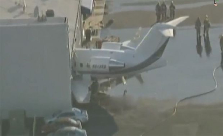 Авион ударио у зграду аеродрома, двоје мртвих 