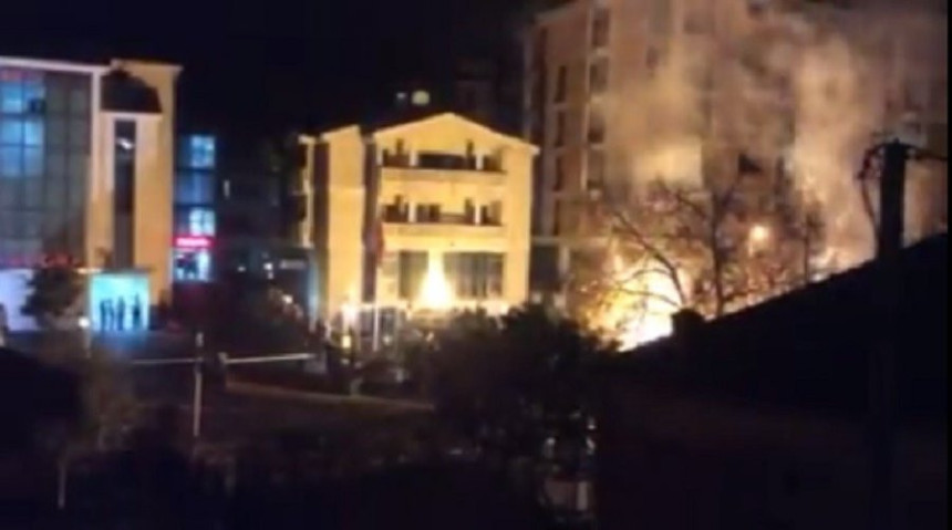 Video: Protest navijača u Podgorici ispred turske Ambasade!