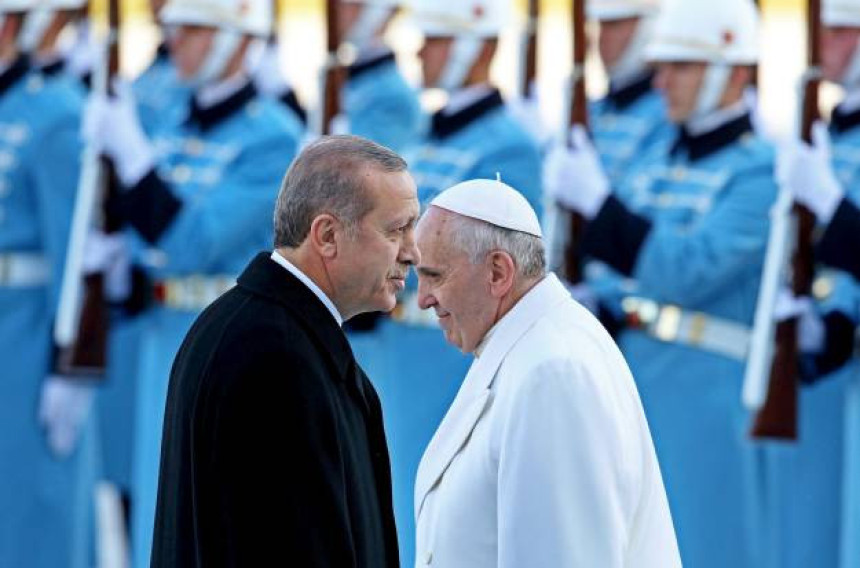 Папа прошетао Ердогановом палатом