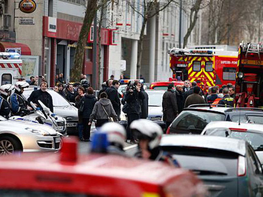 Francuska: Ubijena policajka, bačene još četiri bombe