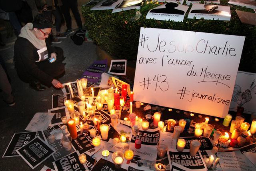Широм свијета одавање почасти жртвама у Паризу