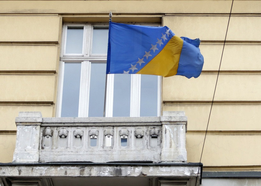Radnici institucija ne znaju postaviti zastavu