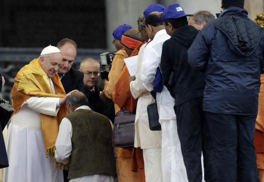 Vatikan: Papa Franjo iznenadio beskućnike